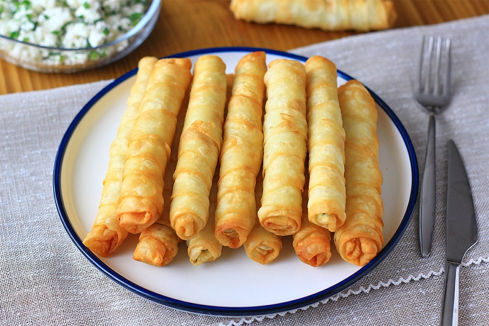 Turkish Sigara Böreği: Crispy Fried Feta Rolls Bursting with Flavor