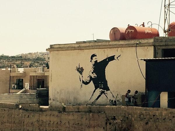 1. Çiçek Fırlatan Protestocu – Banksy – Batı Şeria
