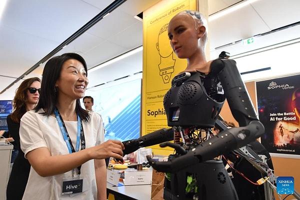 Portre çizebilen Ai-Da adlı robot,yapay zekaya düzenleme getirilmesi gerektiğini savundu: