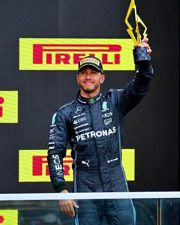 Mercedes pilotu Britanyalı Lewis Hamilton, bu sezon Max Verstappen'in inanılmaz dominasyonuyla mücadele etmek yerine daha mütevazı hedefler uğruna savaşıyor.