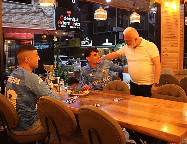 Antrenörleri Davut Bulgak gözetiminde yapılan idmanın ardından soluğu restoranda alan ikili, beyti ve tandır sipariş ederek yemek yedi.