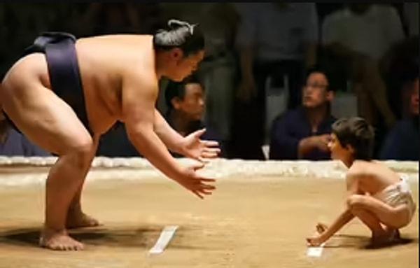 Bununla birlikte, bir nesnenin kütlesiyle ilişkilidir. Nasıl olduğunu anlamak için aşağıdaki sumo güreşçisi ve çocuğu düşünün.