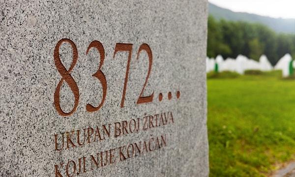 Srebrenitsa Katliamı, 28 yıl geçmesine rağmen tüm Boşnak milletinin en derin yarası olmaya devam ediyor. Bosna Hersek'in doğusundaki Srebrenitsa'da Temmuz 1995'te yapılan katliamda kimlik tespitleri yeni yapılabilen 30 kadar katliam kurbanının toprağa verilmesi bekleniyor.