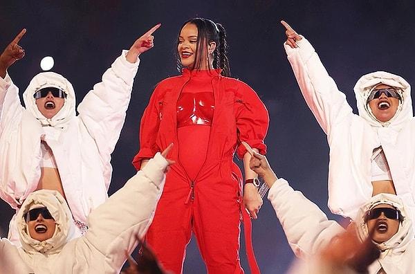 11. Dünyaca ünlü şarkıcı Rihanna ve ASAP Rocky, ikinci bebeklerini kucaklarına almak için gün sayıyor biliyorsunuz ki. Rihanna, beşinci yılını dolduran Savage X Fenty markası için geçtiğimiz günlerde kameralar karışsına geçti. Tanıtım için paylaşım yapan Rihanna, fotoğraflarıyla yine ortalığı yangın yerine çevirdi!