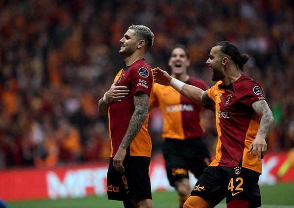 Arjantinli golcü futbolcunun bonservisi ile kadrosuna katan Galatasaray, Icardi'yi 2026 yılına kadar yeniden renklerine bağladı.