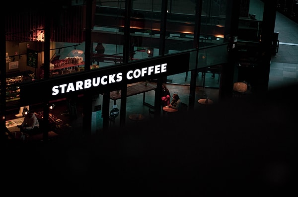 İstanbul'daki bir Starbucks şubesinden kahve alan bir müşteri, ismini söylemesine rağmen bardağının üzerine argo bir ifade yazıldığını iddia etti.