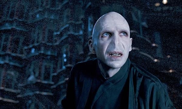 3. Harry Potter serisinde 'Voldemort' karakterini kim canlandırmıştır?