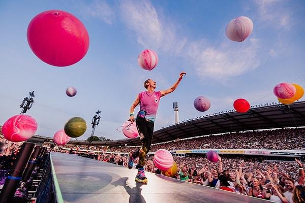 Demirtaş, bu kez de dünyaca ünlü müzik grubu Coldplay'in konserinden bir kesit paylaşarak yeniden gençlere seslendi.