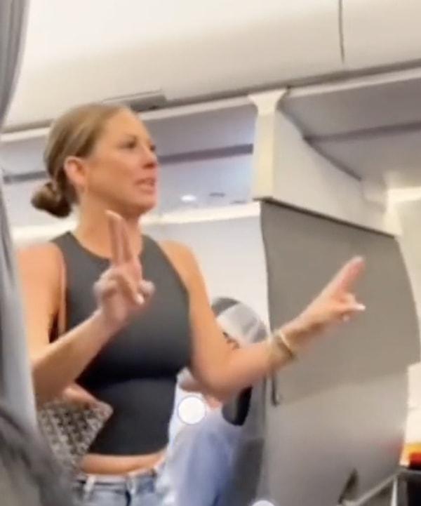 Bahsi geçen kadın uçakta oturduğu yerden kalkarak "Arkadaki kişi gerçek değil!" diye bağırmaya başladı.