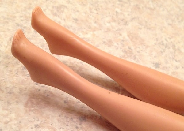 8. "Küçükken ayak parmaklarından nefret ederdim ve ünlü güzel kadınların ayaklarının Barbie bebeğimin ayaklarına benzediğini düşünürdüm."