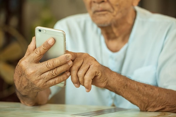 3. Telefonunuzda insanlara fotoğraf gösterirken, diğer fotoğraflara kolayca kaydıramamaları için fotoğrafı yakınlaştırın