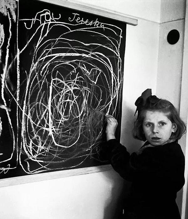 6. 1948'de Varşova'daki anasınıfında çekilmiş bir fotoğraf. O gün, çocukların görevi tahtaya "ev" çizmekti. Diğer çocuklar evlerini boyarken, toplama kampında büyüyen Terezka, farklı bir “ev” çizdi.