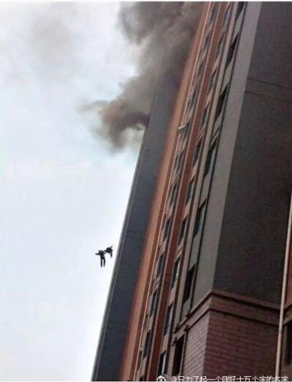 16. İki itfaiyecinin yangınla mücadele sırasında 13. kattan düştüğü anın bir fotoğrafı...