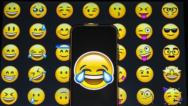 En fazla kullanılan emojiler listesinde ilk 2 sırada sevinç gözyaşlarıyla gülen yüz ve kalp emojileri yer alıyor.