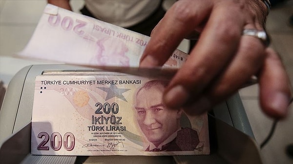 Dolar kurundaki yükselişle birlikte ilk açıklandığında 486 dolara denk gelen asgari ücret ise daha cebe girmeden 425 dolara indi.