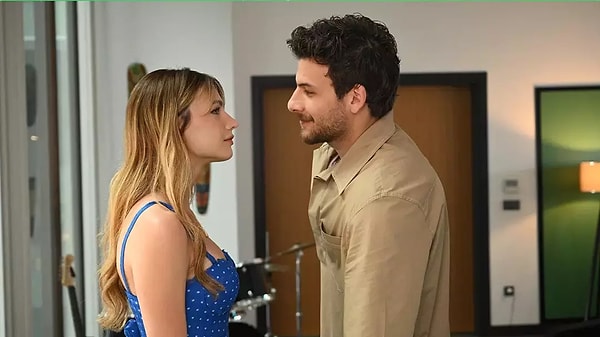 Emine, Yaz'ın bankada çalışmadığını öğrenince başka bir yalan atarlar ve Emine, Murat'ın Yaz'a aşık olduğunu düşünüp onu işe aldığına inanır.