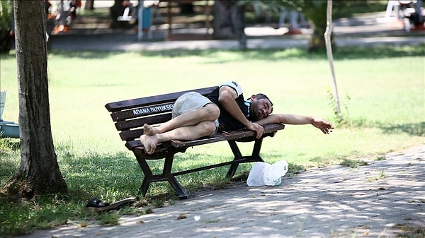 Türkiye'nin en sıcak kentlerinden Adana’da gölgede 40 dereceyi aşan kavurucu sıcaklar yaşamı olumsuz etkilemeye devam ediyor.