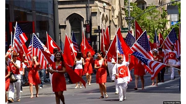 Yurt dışında yaşayan Türk vatandaşlarının Türkiye'nin ekonomik ve sosyal koşullarıyla ilgili yaptıkları analizlere son zamanlarda çok denk geldik. Yaz aylarında ülkeye akın eden bu vatandaşlarımız adeta Türkiye onlar için bir inceleme sahası gibiymiş gözlemlerini, eleştirilerini bir bir sıralıyor.