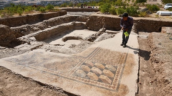 Bazen toprağın altına gizlenen eserlerin ardında insan eli vardır. İmparatorluklar kuran, toprakları fetheden ve yerleşim alanlarını işgal eden halklar eski eserleri ve yapıları silip geçmeyi tercih etmişlerdir.