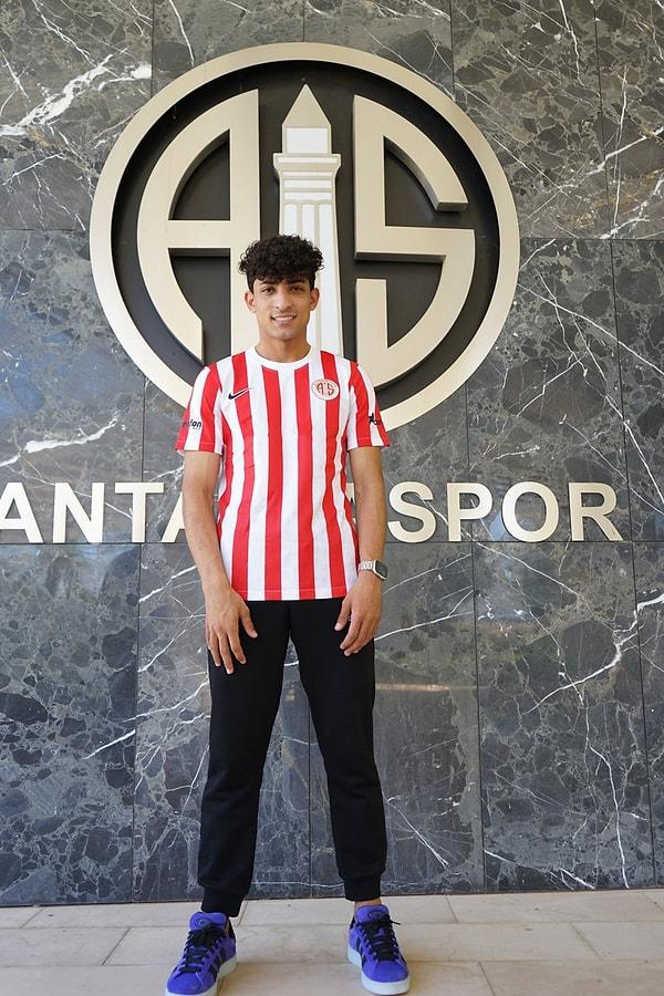 6. Antalyaspor, 19 yaşındaki Iraklı sağ kanat Ali Jasim ile 3 yıllık sözleşme imzalandığını açıkladı.