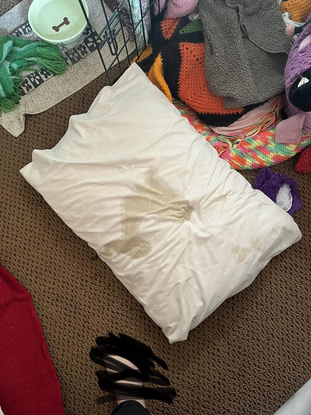 Подушка падает с кровати