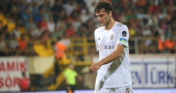 Geçen sezon uzun süreli sakatlık da yaşayan 22 yaşındaki stoper Emrecan Uzunhan, siyah beyazlı formayla 6 maçta sahaya çıktı ve 1 asiste imza koydu. Emrecan Uzunhan, Beşiktaş'ın 27 Temmuz'da UEFA Konferans Ligi 2. ön elemede Tirana ile oynayacağı maçın geniş kadrosuna alınmıştı.