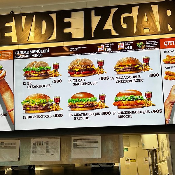 Normalin 4-5 katı olan hamburger menü fiyatları yabancılar için de pahalı gözüküyordu. Dolar bazında 22, euro bazında da 20 birim olması ilgi çekmeye yetiyor da artıyordu.