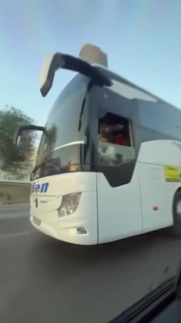 Olay, D-100 Karayolu Kadıköy Acıbadem mevkiinde meydana geldi. İddiaya göre, 27 BEN 51 plakalı şehirlerarası yolcu otobüsü ile otomobil arasında şerit değiştirme nedeniyle gerginlik yaşandı.