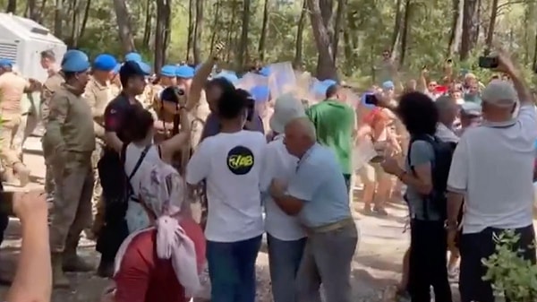 Muğla’nın Milas ilçesindeki Akbelen Ormanı’nda açılmak istenen kömür madenine karşı İkizköylülerin doğa nöbeti tuttuğu alana bu sabah saat 05:30’da çok sayıda jandarma ve TOMA sevk edildi ve bölgedeki ağaçlar kesilmeye başlandı.