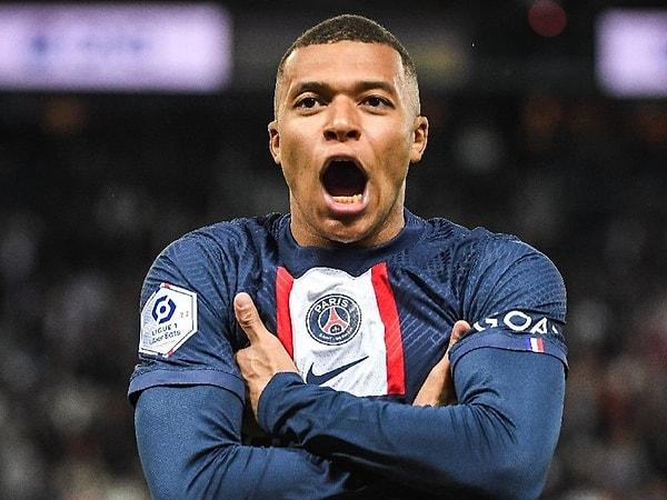 Paris Saint-Germain'in genç yıldızı Kylian Mbappe, 2024 yılında sona erecek sözleşmesi ve transfer iddialarıyla son günlerde tüm gözlerine üzerine çekiyor.