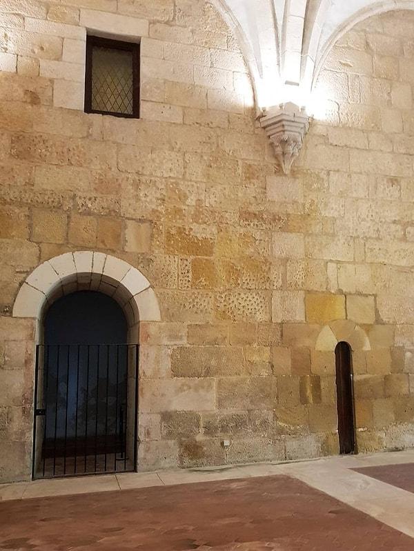 Burayı ilginç yapan ise ne gotik kemerleri ne de barok kuleleri... Manastırın içerisinde romanesk kemerli tuhaf bir kapı var ve bu kapı mucizevi bir şekilde yağ yakmaya yardımcı oluyor. Nasıl mı?