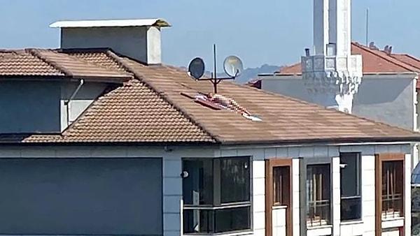 Düzce’de, bir binanın çatısında çıplak şekilde yatıp güneşlenen kişi ihbar üzerine gelen polis aracının sirenini duyunca kaçtı.