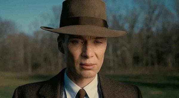 Yönetmen koltuğunda Christopher Nolan'ın oturduğu film, genel olarak Amerikalı ünlü fizikçi ve atom bombasının mucidi olan Robert Oppenheimer'ın hayatını konu ediniyor.