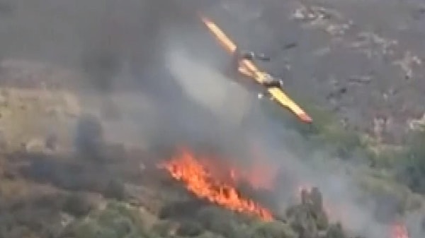 Yunanistan’daki orman yangılarıyla mücadele devam ederken, Eğriboz Adası’nda bir yangın söndürme uçağı, Platanisto köyü yakınlarında düştü.
