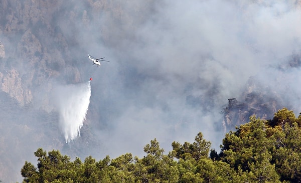 Sabahın ilk saatlerinden itibaren ise yangına çok sayıda helikopter ve uçak da müdahale etmeye başladı.