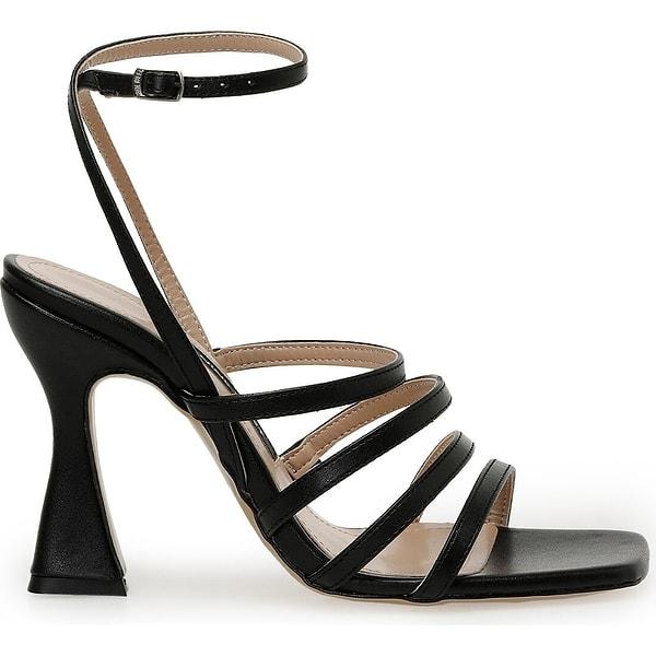 9. Siyah bilekten bağlamalı yüksek topuklu Nine West marka şık bir sandalet.