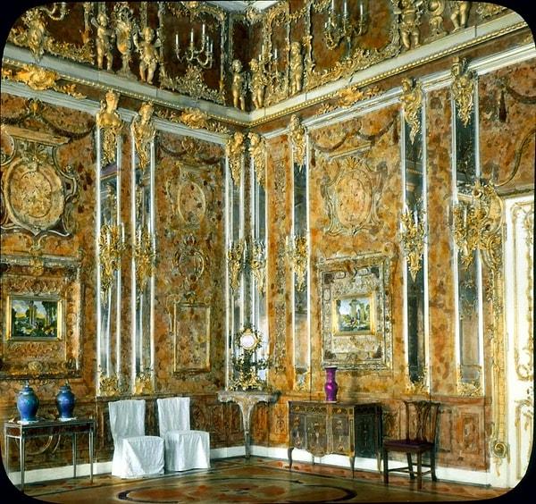 11. Kehribar odası, Rusya'da 18. yüzyılda inşa edildi. Odada mozaikler, değerli taşlar, aynalar, altın yaldızlı oymalar ve paneller vardı. Ayrıca odada 450 kilogram kehribar bulunuyordu.