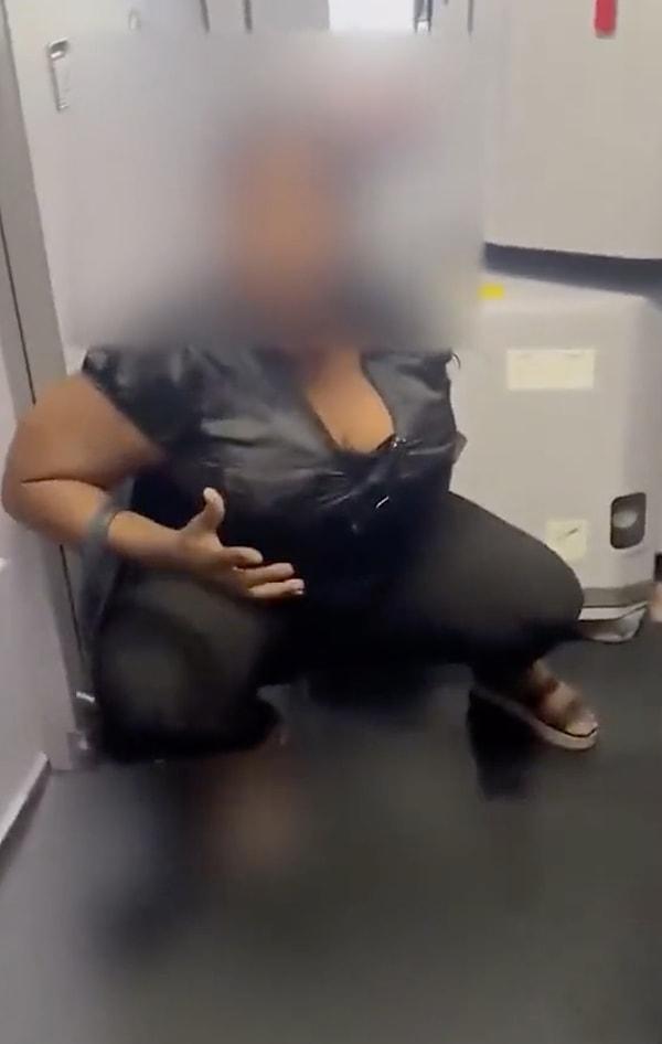 Videoda kabin ekibinin iki saat boyunca tuvaleti kullanmasını engellediğini iddia eden bir kadın, çözümü kendince bir yol deneyerek buldu.