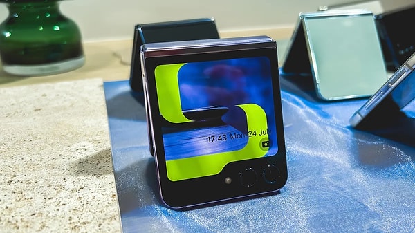 Peki siz yeni Samsung Galaxy Z Flip 5 hakkında ne düşünüyorsunuz? Yorumlarda buluşalım...