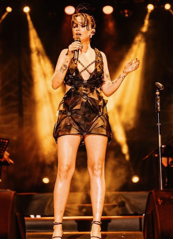 5. Melike Şahin, İzmir konserinden paylaşım yaptı.