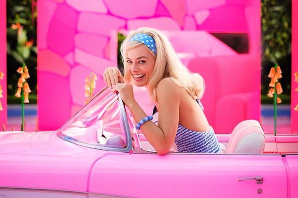 Aylardır heyecanla beklenen, başrolde Margot Robbie ve Ryan Gosling'in olduğu Greta Gerwig filmi Barbie, geçtiğimiz hafta vizyona girmesinin ardından gişe rekorları kırmaya devam ediyor.