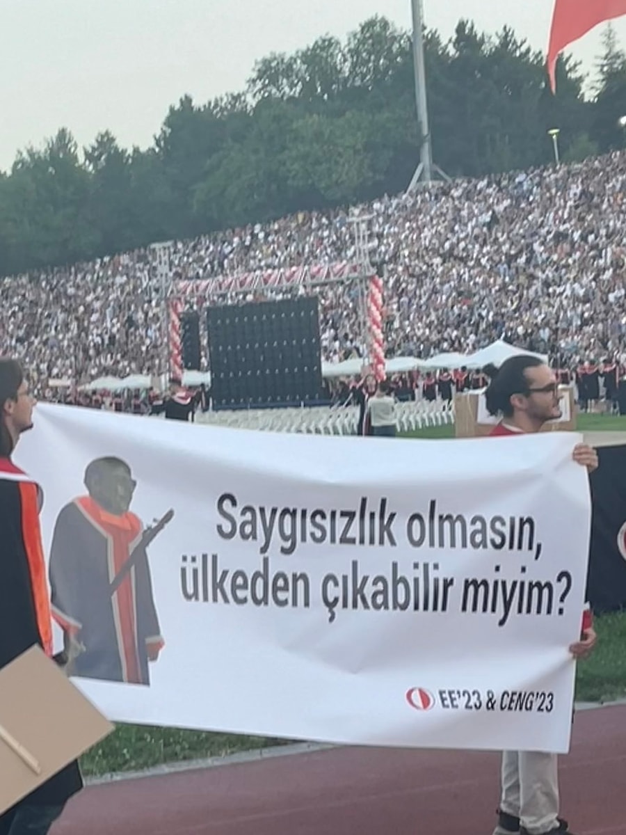 Gelenek Yine Bozulamadı! ODTÜ Mezuniyet Töreninden Birbirinden Yaratıcı ...