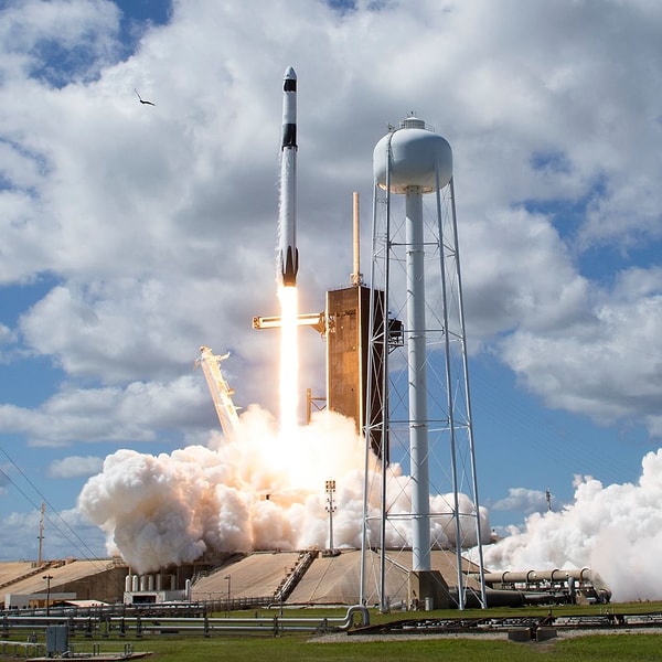 19 Temmuz tarihinde Kaliforniya'daki Vandenberg Uzay Kuvvetleri Üssü'nden gönderilen Falcon 9 roketi, iyonosferde (Dünya'nın çevresini saran ve yüzeyden yaklaşık 80 ila 650 km yükseklikte bulunan, plazma denilen maddenin dördüncü halinden oluşan ve elektrik yüklü parçacıklarla dolu bir tabaka) bir delik oluşturmuş olabilir.