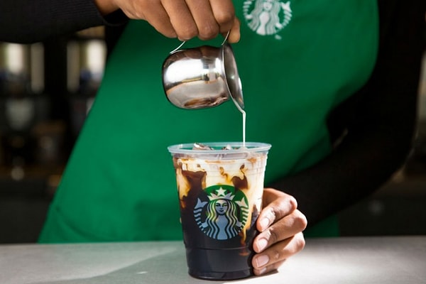 Starbucks'ın bu kadar sevilmesinin nedenini bilmiyoruz ancak üst üste yapılan zamlar sonrası popülerliğini kaybeder mi, tartışma konusu.