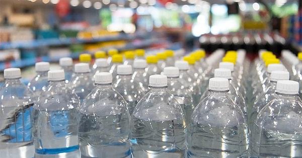 11. Plastik su şişelerini dörtte bir oranında doldurun, yan yatırın ve dondurucuya koyun. Donduğunda üstüne su ekleyebilir ve buz gibi soğuk su içebilirsiniz.