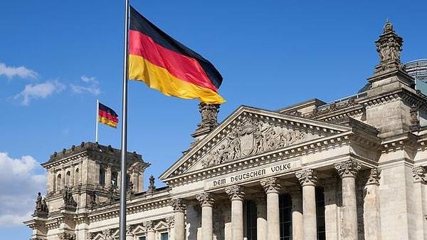 Alman Parlamentosu, Almanya'da çalışmak isteyen ya da ülkedeki mültecilere yeni iş fırsatları sunan nitelikli işgücü vizesi yasası reformunu 23 Haziran'da onaylamıştı.