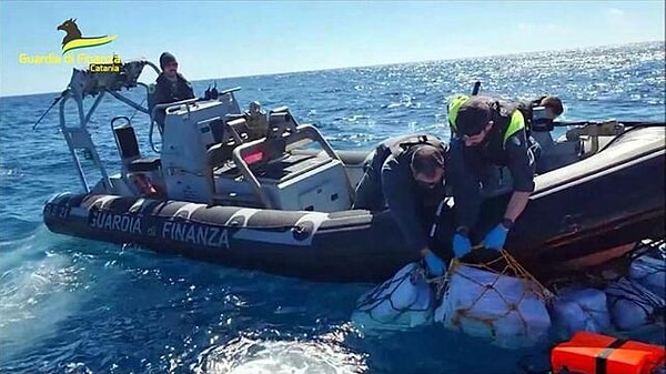 Bu yılın başlarında, Catania kıyılarında büyük bir uyuşturucu operasyonu gerçekleştirildi ve iki ton kokain ele geçirildi.