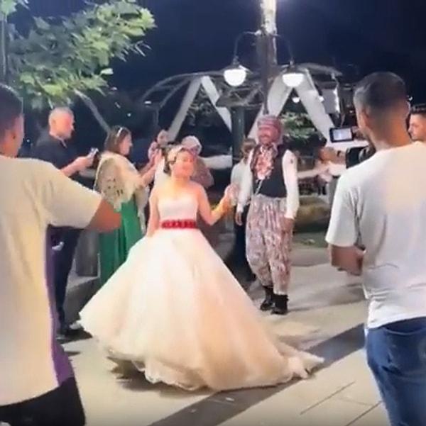 Sosyal medyada paylaşılan ve viral olan görüntülerde, bir gelin, 'Salako' kostümü giymiş ve boynunda tasma olan damadı düğün salonuna getirirken görülüyor.