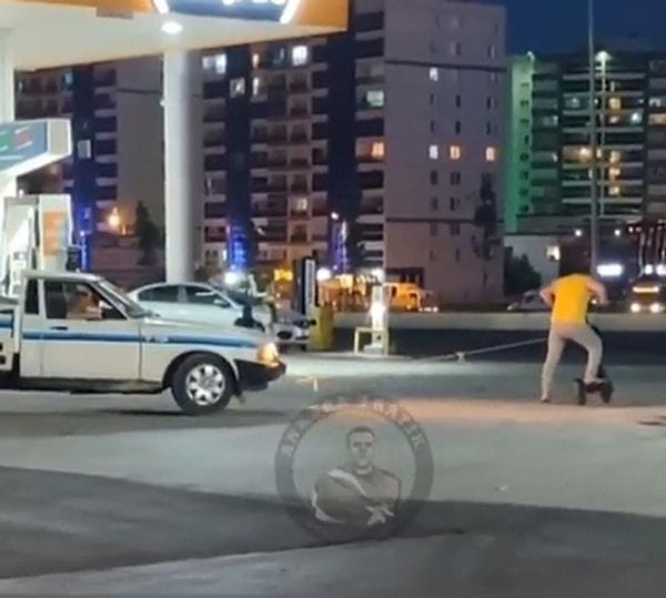 Ankara'da yaşanan olayda, yolda kalan bir aracı elektrikli scooter ile çekmeye çalışan vatandaşlar gündem oldu.