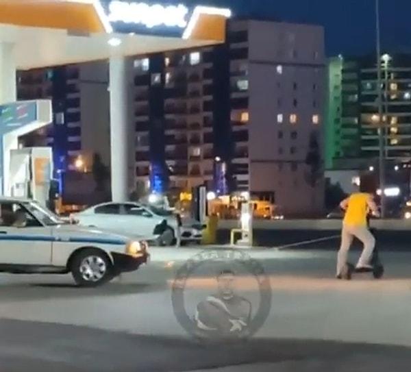 Ankara Sincan'da kaydedilen görüntülerde, elektrikli scootera binen bir vatandaş yolda kalan arabayı bağladıkları halat ile çekmeye çalıştı.